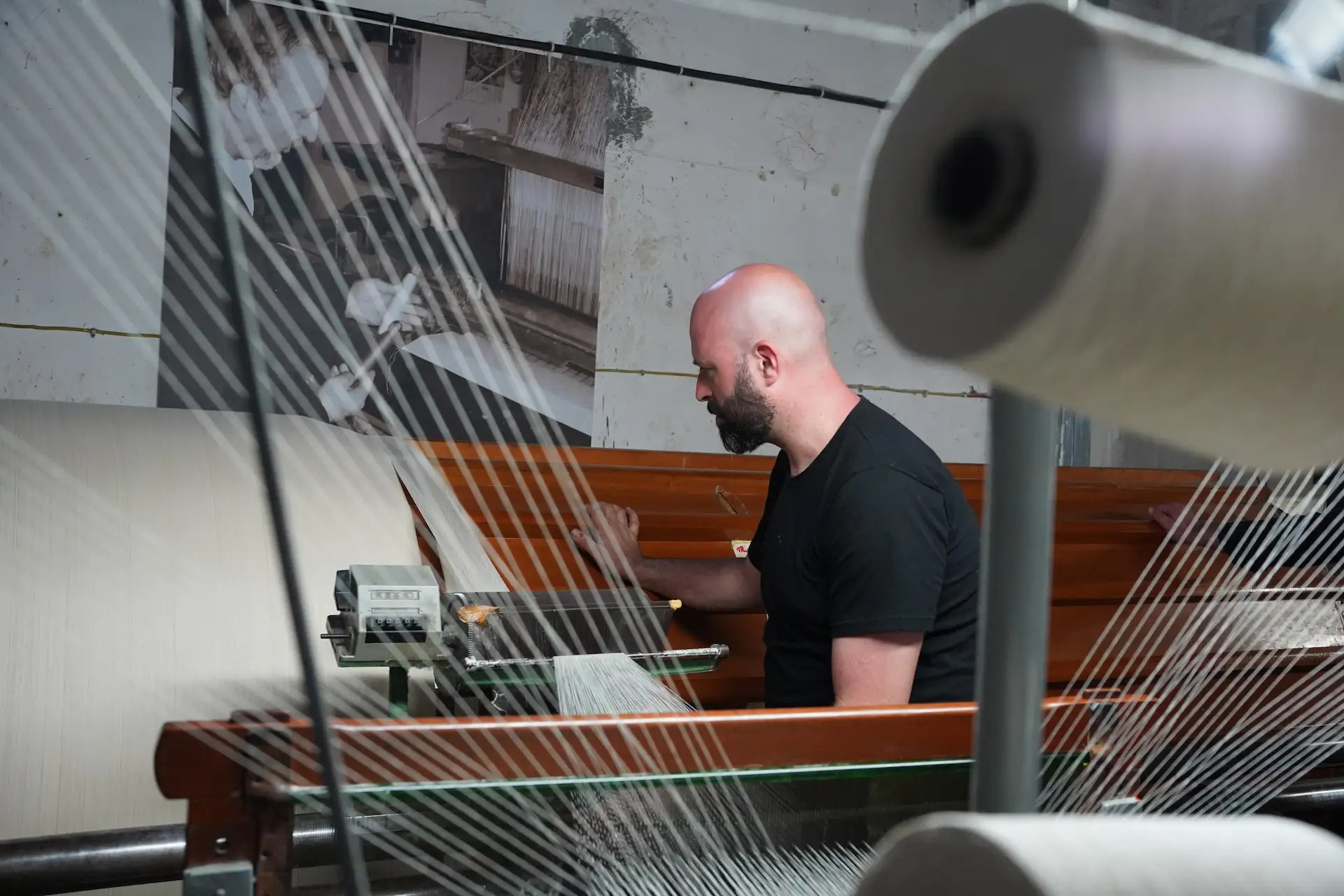 Francesco Giaquinto al lavoro sull'orditoio: un gesto antico che si ripete ogni giorno nel nostro laboratorio. Tra fili, pazienza e precisione, prende forma la base della tessitura artigianale, tramandata da generazioni. Scopri di più nel nostro blog