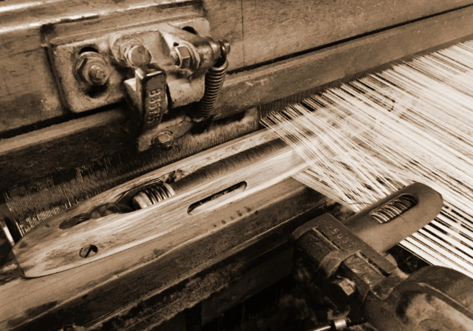 Navetta del telaio Jacquard in movimento durante la tessitura tradizionale artigianale